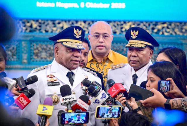 IMG-20251012-WA0207 FOTO: Gubernur Papua Matius Fakhiri menyampaikan keterangan pers usai dilantik oleh Presiden Prabowo Subianto di Istana Negara, Jakarta, pada Rabu, 8 Oktober 2025. (Foto: BPMI Setpres)