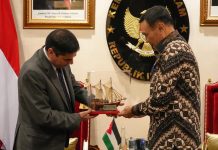 Menko Polkam dan Dubes Yordania Bahas Penguatan Hubungan Bilateral RI-Yordania FOTO: Menteri Koordinator Bidang Politik dan Keamanan (Menko Polkam) Jenderal TNI (Purn.) Djamari Chaniago menerima kunjungan kehormatan Duta Besar Kerajaan Yordania untuk Republik Indonesia, H.E. Sudqi Al Omoush, di Kantor Kemenko Polkam, Jakarta, Jumat (10/10/2025).