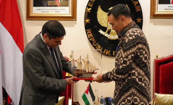 IMG-20251012-WA0208 FOTO: Menteri Koordinator Bidang Politik dan Keamanan (Menko Polkam) Jenderal TNI (Purn.) Djamari Chaniago menerima kunjungan kehormatan Duta Besar Kerajaan Yordania untuk Republik Indonesia, H.E. Sudqi Al Omoush, di Kantor Kemenko Polkam, Jakarta, Jumat (10/10/2025).