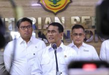 Rugikan Petani Rp600 Miliar, Mentan Amran Ungkap Pemerintah Tindak 2.039 Kios Pupuk FOTO: Menteri Pertanian Andi Amran Sulaiman dalam keterangan pers di Kantor Pusat Kementan, Jakarta, Senin (13/10/2025). Foto: Humas Kementan.