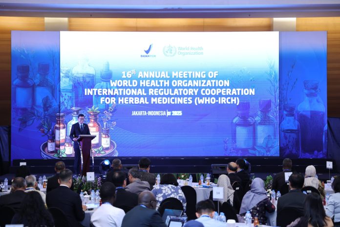 IMG-20251014-WA0153 FOTO: Kepala BPOM RI, Prof. Taruna Ikrar saat memberikan sambutannya di dalam forum bergengsi tingkat dunia WHO-International Regulatory Cooperation for Herbal Medicines (WHO-IRCH) ke-16 di Jakarta,