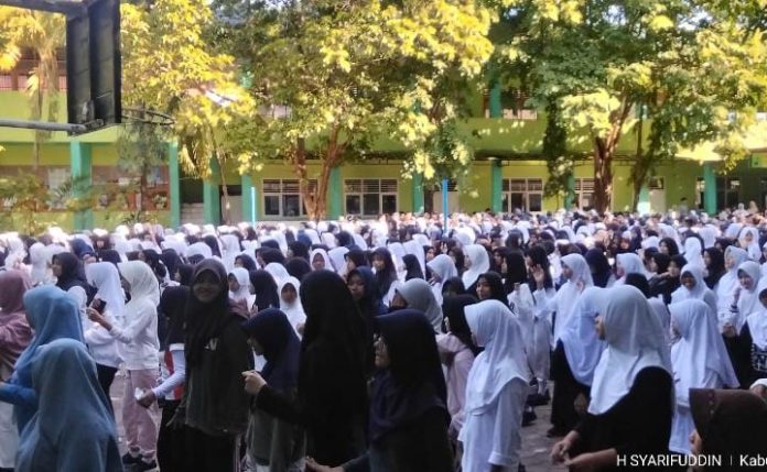 IMG-20251015-WA0053 FOTO: Siswa dan Guru di SMP Negeri 2 Sungguminasa, Kabupaten Gowa saat melaksanakan kegiatan