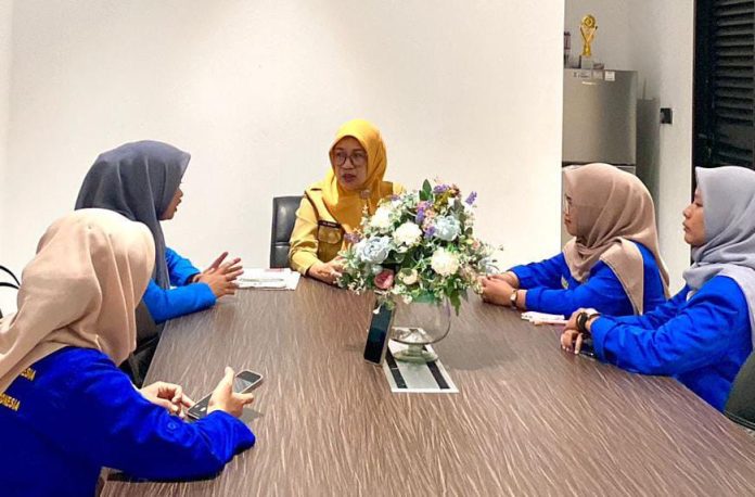 IMG-20251015-WA0224 FOTO: drg. Ita Isdiana Anwar, M.Kes Kepala Dinas Pemberdayaan Perempuan dan Perlindungan Anak (DP3A) Kota Makassar, Senin (13/10) menerima Korps Pergerakan Mahasiswa Islam Indonesia Putri (KOPRI) PC PMII Kota Makassar melakukan audiensi bersama.