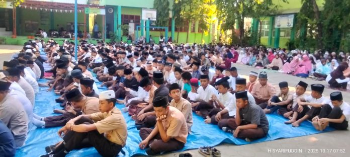 IMG-20251017-WA0098 FOTO: Siswa di SMP Negeri 2 Sungguminasa melaksanakan Jumat ibadah.