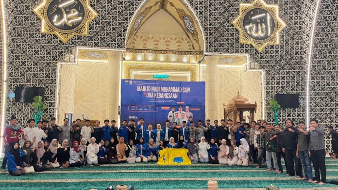 IMG-20251017-WA0191 FOTO: Pengurus Cabang (PC) Pergerakan Mahasiswa Islam Indonesia (PMII) Kota Makassar sukses menggelar peringatan Maulid Nabi Muhammad SAW dan Doa Kebangsaan pada, Kamis (16/10/2025) malam.