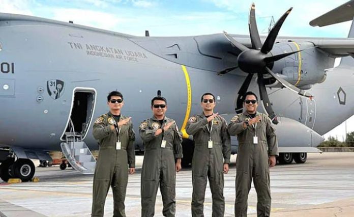 IMG-20251017-WA0203 FOTO: Empat penerbang TNI AU yang menjalani pelatihan di International Training Center (ITC) Airbus di Sevilla, Spanyol jelang hadirnya pesawat A400M ke Indonesia. (Foto: Dok. Dispenau)