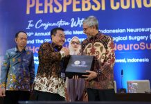 Muktamar PERSPEBSI 2025, Momentum Unhas Perkuat Jejaring Akademik dan Layanan Bedah Saraf FOTO: Paling Kanan, Dekan Fakultas Kedokteran Universitas Hasanuddin, Prof. Dr. dr. Haerani Rasyid, M.Kes., Sp.GK., Sp.PD-KGH(K), FINASIM saat menghadiri penyelenggaraan Muktamar Perhimpunan Spesialis Bedah Syaraf Indonesia (PERSPEBSI) 2025. Kegiatan ini dirangkaikan dengan 29th Annual Scientific Meeting of the Indonesian Neurosurgical Society (INS) serta The 21st ASEAN Congress of Neurological Surgery. Kegiatan bergengsi ini mengusung tema “Harmonization in Neurosurgery”, berlangsung pada 15–19 Oktober 2025 di Hotel Four Points by Sheraton, Makassar, Sulawesi Selatan.