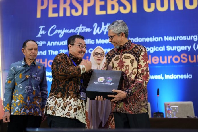 IMG-20251018-WA0187 FOTO: Paling Kanan, Dekan Fakultas Kedokteran Universitas Hasanuddin, Prof. Dr. dr. Haerani Rasyid, M.Kes., Sp.GK., Sp.PD-KGH(K), FINASIM saat menghadiri penyelenggaraan Muktamar Perhimpunan Spesialis Bedah Syaraf Indonesia (PERSPEBSI) 2025. Kegiatan ini dirangkaikan dengan 29th Annual Scientific Meeting of the Indonesian Neurosurgical Society (INS) serta The 21st ASEAN Congress of Neurological Surgery. Kegiatan bergengsi ini mengusung tema “Harmonization in Neurosurgery”, berlangsung pada 15–19 Oktober 2025 di Hotel Four Points by Sheraton, Makassar, Sulawesi Selatan.