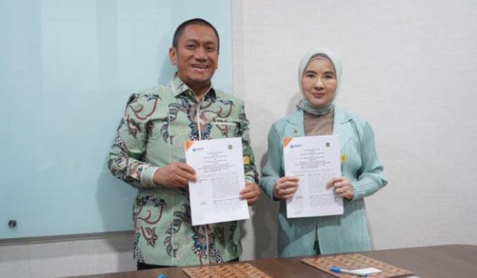 FOTO: Bupati Luwu Timur, Irwan Bachri Syam, bersama Direktur Utama PT IHIP, Nicke Widyawati secara resmi menandatangani Perjanjian Kerja Sama dengan PT Indonesia Huali Industrial Park (IHIP) terkait pemanfaatan tanah hak pengelolaan untuk pembangunan Kawasan Industri Terintegrasi. Penandatanganan berlangsung di Kawasan Kebayoran Baru, Jakarta Selatan, Rabu (24/09/2025). (Properti Pemkab Lutim)