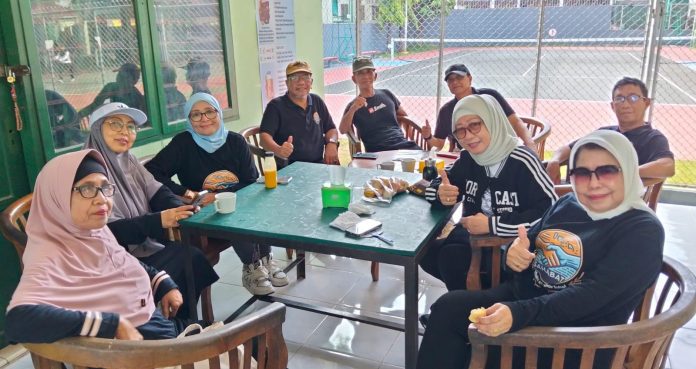 FOTO: Sahabat Purnabakti ASN Sulawesi Selatan saat menggelar temu santai di area Car Free Day (CFD) Makassar, Minggu pagi.