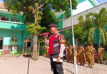Jaga Stabilitas Kabinet Merah Putih, Kasat Samapta Polres Situbondo Jadi Irup di SMAN 1 Panji FOTO: Iptu H. Rachman Fadli Kurniawan, S.H., M.M., Kasat Samapta Polres Situbondo, menjadi Irup (Inspektur Upacara) pada upacara bendera di SMA Negeri 1 Panji, Pada hari Senin, 20 Oktober 2025.