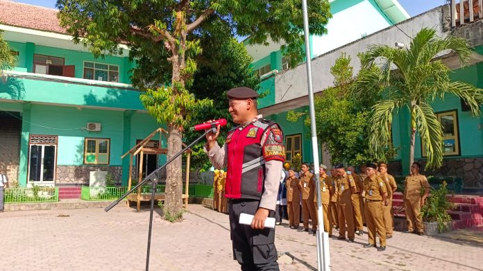 IMG-20251020-WA0027 FOTO: Iptu H. Rachman Fadli Kurniawan, S.H., M.M., Kasat Samapta Polres Situbondo, menjadi Irup (Inspektur Upacara) pada upacara bendera di SMA Negeri 1 Panji, Pada hari Senin, 20 Oktober 2025.