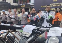 Ciptakan Kota Medan Aman, Elemen Masyarakat Apresiasi Kinerja Kapolrestabes Medan FOTO: Polrestabes Medan Kombes Pol Jean Calvijn Simanjuntak didampingi, Kasat Reskrim, AKBP Bayu Putro Wijayanto dan Kasat Narkoba, Kompol Rafli Yusuf Nugraha pada wartawan, Sabtu (18/10/2025).