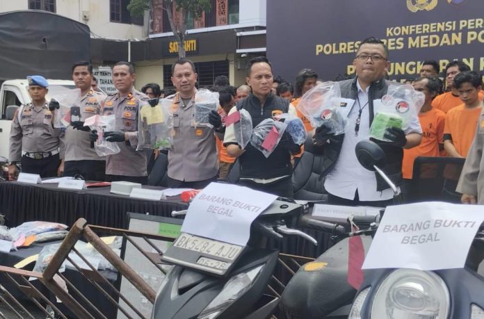 IMG-20251020-WA0206 FOTO: Polrestabes Medan Kombes Pol Jean Calvijn Simanjuntak didampingi, Kasat Reskrim, AKBP Bayu Putro Wijayanto dan Kasat Narkoba, Kompol Rafli Yusuf Nugraha pada wartawan, Sabtu (18/10/2025).