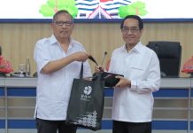 Rektor Prof. JJ: Unhas Siap Jadi Simpul Riset Kolaborasi di Indonesia FOTO: Plt. Kepala ORKM BRIN, Prof. Ocky Karna Radjasa dan Rektor Unhas, Prof. Dr. Ir. Jamaluddin Jompa, M.Sc., Universitas Hasanuddin (Unhas) menjalin kerja sama strategis dengan Organisasi Riset Kebumian dan Maritim (ORKM) Badan Riset dan Inovasi Nasional (BRIN) dalam rangka memperkuat kapasitas riset di bidang kebumian dan kemaritiman. Pertemuan berlangsung di Ruang Senat Lantai 2 Gedung Rektorat Unhas, pada Senin (20/10).