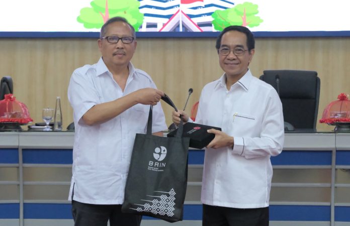 IMG-20251020-WA0234 FOTO: Plt. Kepala ORKM BRIN, Prof. Ocky Karna Radjasa dan Rektor Unhas, Prof. Dr. Ir. Jamaluddin Jompa, M.Sc., Universitas Hasanuddin (Unhas) menjalin kerja sama strategis dengan Organisasi Riset Kebumian dan Maritim (ORKM) Badan Riset dan Inovasi Nasional (BRIN) dalam rangka memperkuat kapasitas riset di bidang kebumian dan kemaritiman. Pertemuan berlangsung di Ruang Senat Lantai 2 Gedung Rektorat Unhas, pada Senin (20/10).