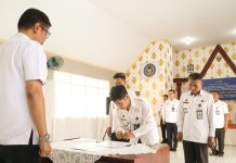 Penandatanganan Komitmen Bersama Petugas Pemasyarakatan Seluruh Indonesia FOTO: Kepala Rutan Kelas IIB Barru saat menyaksikan penandatanganan pakta integritas pegawai Rutan.