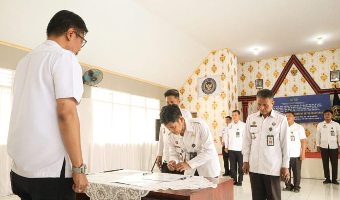 IMG-20251020-WA0268 FOTO: Kepala Rutan Kelas IIB Barru saat menyaksikan penandatanganan pakta integritas pegawai Rutan.