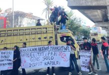 GAM Serukan Copot Kapolri: Reformasi Polri Dinilai Hanya Meredam Kemarahan Publik FOTO: Unjuk rasa dari Gerakan Aktivis Mahasiswa (GAM) digelar di ruas Jalan A P Pettarani sekitar pukul 01.00 Wita. Akibatnya arus lalu lintas pun macet.