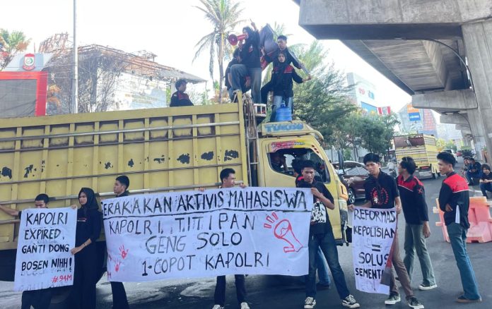FOTO: Unjuk rasa dari Gerakan Aktivis Mahasiswa (GAM) digelar di ruas Jalan A P Pettarani sekitar pukul 01.00 Wita. Akibatnya arus lalu lintas pun macet.