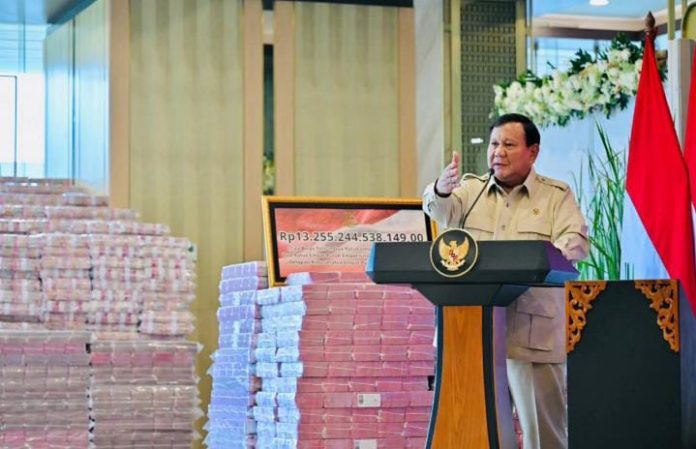 IMG-20251020-WA0351 FOTO: Presiden Prabowo Subianto menyampaikan sambutannya di Gedung Utama Kompleks Kejaksaan Agung RI, Jakarta, pada Senin, 20 Oktober 2025. (Foto: BPMI Setpres)