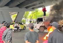 Ada 4 Tuntutan LMND Ultimatum Penegak Hukum dan Pemda, Salah Satunya DBH FOTO: Liga Mahasiswa Nasional untuk Demokrasi (LMND) Sulawesi Selatan saat menggelar aksi unjuk rasa di kawasan flyover Km 4 Makassar, Senin (20/10)