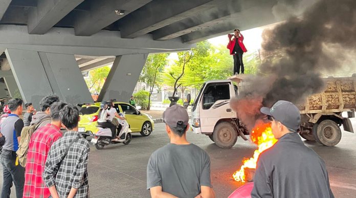 FOTO: Liga Mahasiswa Nasional untuk Demokrasi (LMND) Sulawesi Selatan saat menggelar aksi unjuk rasa di kawasan flyover Km 4 Makassar, Senin (20/10)