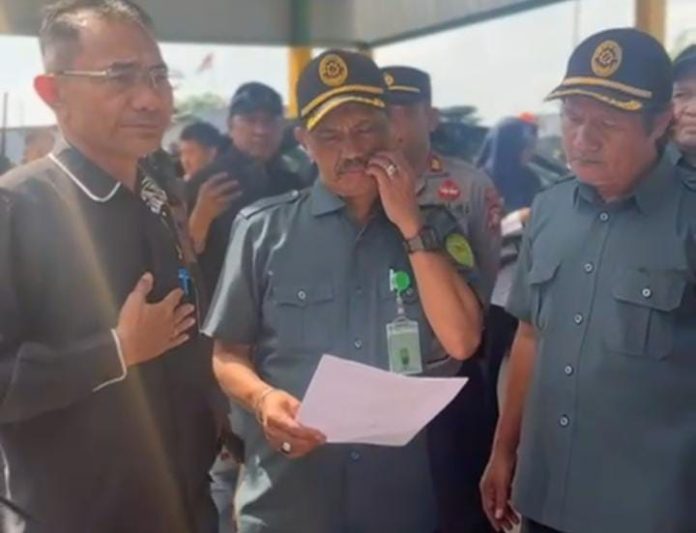 IMG-20251021-WA0237 FOTO: Panitera Pengadilan Negeri (PN) Makassar melakukan konstatering eksekusi di lahan yang akan dilakukan eksekusi oleh pihak PN pada tanggal 24 September 2025.