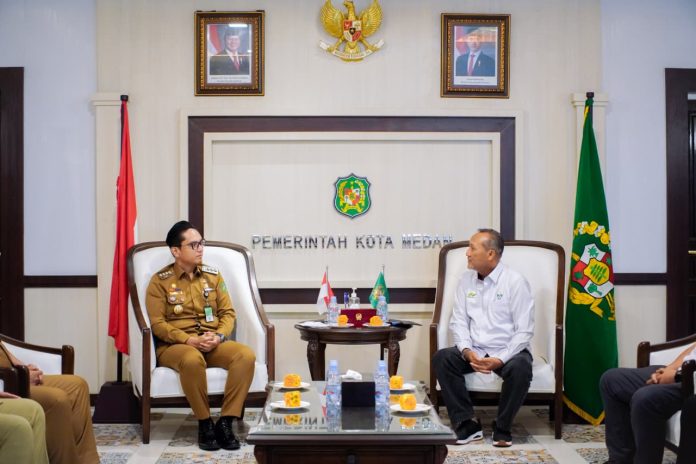 IMG-20251021-WA0253 FOTO: Region Head PT Perkebunan Nusantara I Regional 1, Didik Prasetyo, melakukan silaturahmi ke Kantor Wali Kota Medan dan disambut langsung oleh Wali Kota Medan, Bapak Rico Tri Putra Bayu Waas, yang akrab disapa Rico Waas.