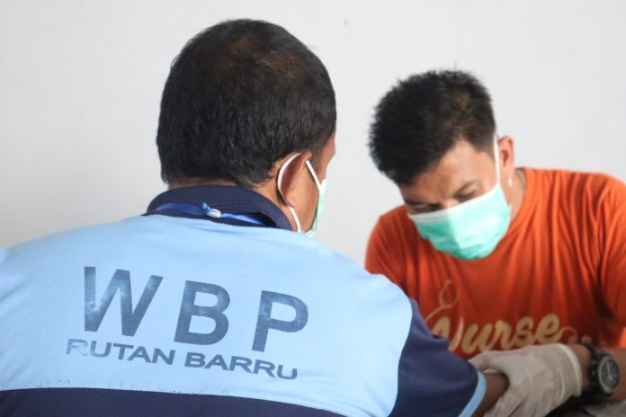 IMG-20251023-WA0195 FOTO: Warga Binaan Pemasyarakatan (WBP) Rutan Kelas IIB Barru melaksanakan kegiatan Tuberculin Skin Test (TST) sebagai upaya deteksi dini penyakit Tuberkulosis (TBC) bagi warga binaan dan petugas. Kamis (23/10).