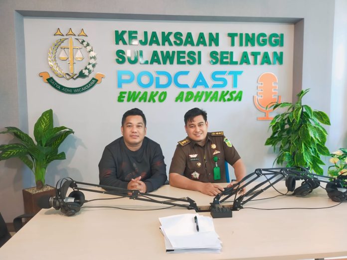 IMG-20251023-WA0225(1) FOTO: Direktur Laksus Muhammad Ansar dan Kasi Penkum Kejati Sulsel.