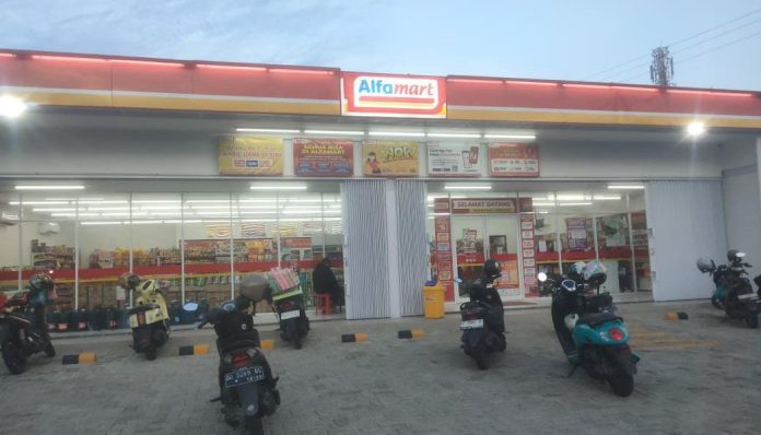 IMG-20251024-WA0137 FOTO: Salah satu ritel di kota Palopo Sulawesi Selatan