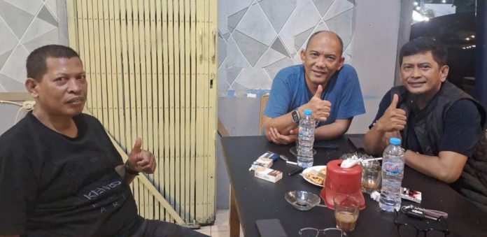 IMG-20251025-WA0178 FOTO: Bang Ril Senior Pemuda Pancasila (Paling kiri), Ketua MPC Pemuda Pancasila Kota Makassar, Erwin Hatta Sulolipu (Tengah), Paling Kanan Illank Radjab, S.H., mantan Ketua SAPMA Pemuda Pancasila Kota Makassar periode 2009–2012 dan mantan Ketua SAPMA Pemuda Pancasila Wilayah Sulawesi Selatan periode 2012–2014.