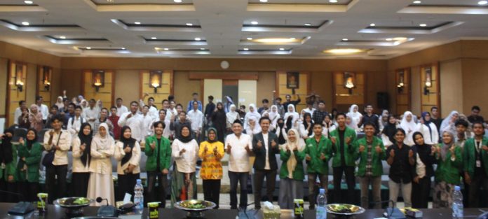 IMG-20251025-WA0276 FOTO: Dewan Eksekutif Mahasiswa (DEMA) UIN Alauddin Makassar menggelar agenda bertajuk SINEKRA 2025 (Simposium Nasional Ekonomi Kerakyatan), sebuah forum strategis yang mempertemukan mahasiswa, akademisi, dan tokoh nasional dalam diskusi perekonomian bangsa indonesia.