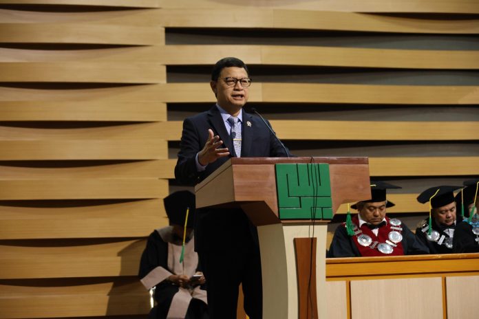 IMG-20251025-WA0314 FOTO: Kepala Badan Pengawas Obat dan Makanan Republik Indonesia, Prof. Dr. Taruna Ikrar, M.Biomed., Ph.D., menyampaikan orasi ilmiah bertajuk “Menavigasi Masa Depan dengan Neuroscience Leadership” di hadapan 1200 terdiri guru besar, dosen, dan wisudawan program sarjana serta pascasarjana di Auditorium Ar-Rahman Universitas YARSI, Sabtu 25 Oktober 2025.