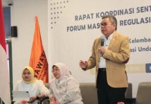 Dorong Reformasi Pemilu, Taufan Pawe Usulkan Mekanisme In Absentia dan Peradilan Khusus Pemilu FOTO: Anggota Komisi II DPR RI, Taufan Pawe saat menjadi pembicara utama dalam Rapat Koordinasi Sentra Penegakan Hukum Terpadu (Gakkumdu) dan Forum Masukan Regulasi Pemilu dan Pemilihan yang digelar Bawaslu Sulawesi Selatan di Hotel MaxOne, Makassar, Sabtu (25/10/2025).