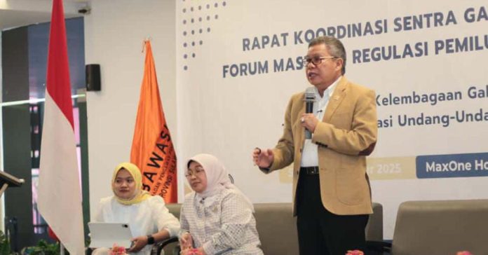 IMG-20251026-WA0245 FOTO: Anggota Komisi II DPR RI, Taufan Pawe saat menjadi pembicara utama dalam Rapat Koordinasi Sentra Penegakan Hukum Terpadu (Gakkumdu) dan Forum Masukan Regulasi Pemilu dan Pemilihan yang digelar Bawaslu Sulawesi Selatan di Hotel MaxOne, Makassar, Sabtu (25/10/2025).