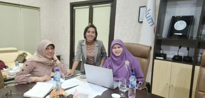 IMG-20251027-WA0020 FOTO: Kelompok Perempuan PGRI Sumut dan Asosiasi Guru Penulis PGRI Sumut mendapat apresiasi tinggi dari jajaran pengurus. Dr. Saiful Abdi, Dr. Ilyas Sitorus dan Sekretaris PGRI Sumut.
