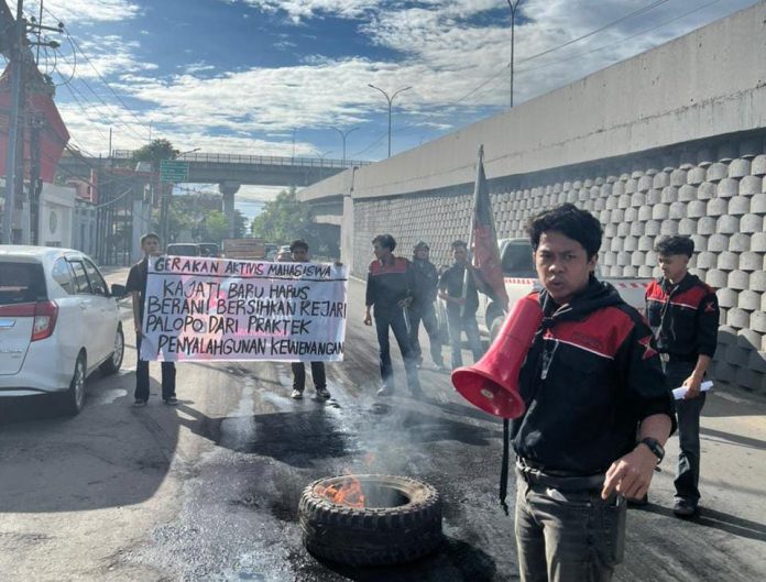 IMG-20251027-WA0239 FOTO: Jenderal lapangan, Gerakan Aktivis Mahasiswa (GAM) Akmal Yusran saat menggelar aksi unjuk rasa di depan Kantor Kejaksaan Tinggi Sulawesi Selatan Tepatnya Jln Urip Sumoharjo, Makassar pada Senin (27/10/2025).