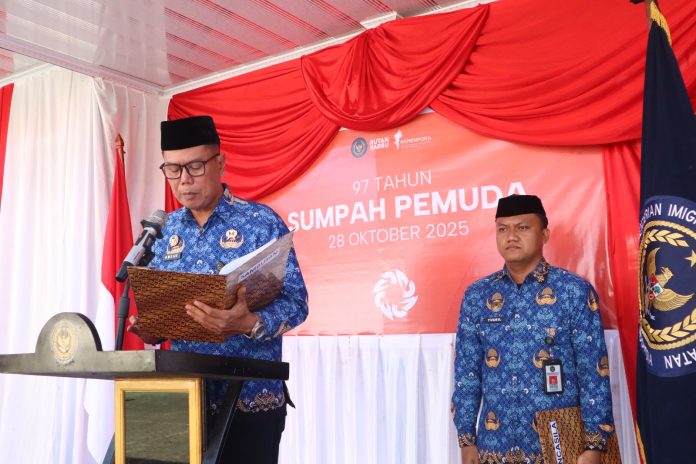 IMG-20251028-WA0090 FOTO: Amsar Kepala Rutan Kelas IIB Barru, saat membacakan amanat dalam peringatan Hari Sumpah Pemuda ke-97 Selasa, (28/10/2025),