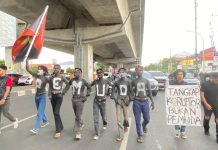 GAM Gelar Aksi di Hari Sumpah Pemuda: Tuntut Pembebasan Pemuda yang Ditangkap Polda Sulsel FOTO: Menyambut momentum Hari Sumpah Pemuda, Gerakan Aktivis Mahasiswa (GAM) melakukan Aksi Unjuk Rasa di Pertigaan Hertasning Pettarani, Makassar, Selasa (28/10/2025).