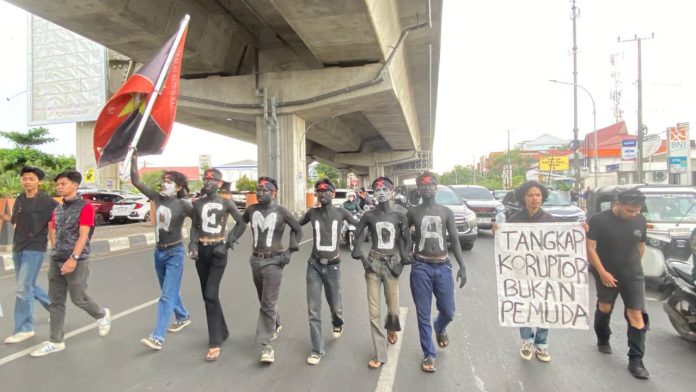 IMG-20251028-WA0268 FOTO: Menyambut momentum Hari Sumpah Pemuda, Gerakan Aktivis Mahasiswa (GAM) melakukan Aksi Unjuk Rasa di Pertigaan Hertasning Pettarani, Makassar, Selasa (28/10/2025).