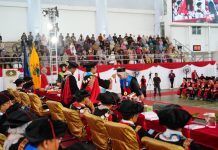 Lulusan Terbaik Unhas Periode Oktober 2025 Raih Penghargaan dan Tabungan Pendidikan FOTO: Rektor Universitas Hasanuddin, Prof. Dr. Ir. Jamaluddin Jompa, M.Sc., melakukan prosesi wisuda untuk Periode Oktober Tahun Akademik 2025/2026 pada Senin dan Selasa, 27 – 28 Oktober 2025 di Baruga A.P. Pettarani, Kampus Unhas Tamalanrea, Makassar.