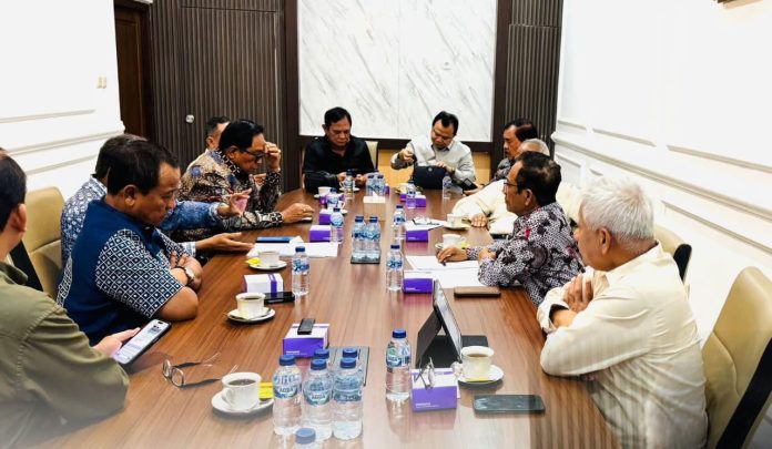 IMG-20251028-WA0289 FOTO: Prof Mahfud MD saat menerima 8 Jenderal Purnawirawan Polri di kantornya. (Properti Mahfud MD di Facebook)