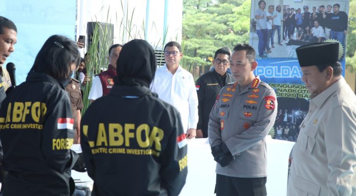 IMG-20251029-WA0258 FOTO: Presiden Prabowo, Kapolri dan Kepala Badan Pengawas Obat dan Makanan (BPOM), Prof. Dr. Taruna Ikrar, M.Biomed., Ph.D., saat melakukan pemusnahan barang bukti narkotika hasil sitaan sepanjang Oktober 2024 hingga Oktober 2025 di Lapangan Bhayangkara, Markas Besar Polri, 29 Oktober 2025.