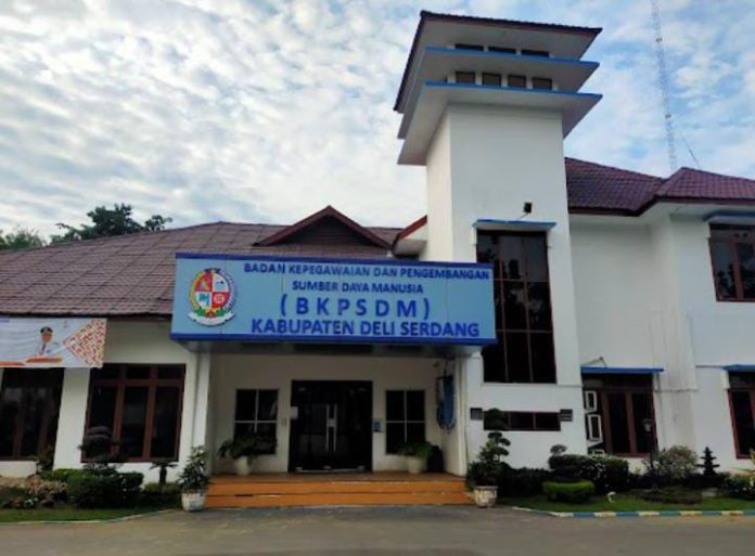IMG-20251030-WA0149 FOTO: Kantor Badan Kepegawaian dan Pengembangan Sumber Daya Manusia (BKPSDM) Kabupaten Deli Serdang adalah di Jalan Mahoni No. 1, Lubuk Pakam, Kabupaten Deli Serdang, Sumatera Utara.