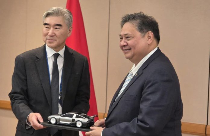 FOTO: Menko Bidang Ekonomi Airlangga Hartarto bersama CEO Lotte Chemical Corporation, Bapak Young Jun Lee disela sela pertemuan KTT APEC di Korea Selatan.