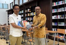Prof Sukardi Weda Kembali Menyerahkan Bukunya ke Perpustakaan FBS UNM FOTO: Prof Sukardi Weda, yang juga guru besar Bahasa Inggris Fakultas Bahasa dan Sastra Universitas Negeri Makassar (UNM) kembali menyerahkan bukunya kepada perpustakaan Fakultas Bahasa dan Sastra (FBS) UNM.