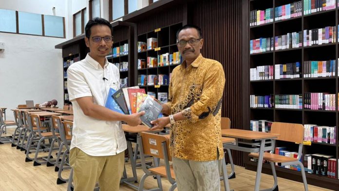 IMG-20251031-WA0358 FOTO: Prof Sukardi Weda, yang juga guru besar Bahasa Inggris Fakultas Bahasa dan Sastra Universitas Negeri Makassar (UNM) kembali menyerahkan bukunya kepada perpustakaan Fakultas Bahasa dan Sastra (FBS) UNM.