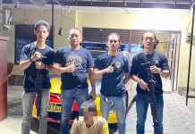 Setahun Lebih Jadi Buron, Tersangka Kasus Pengeroyokan Dibekuk Tim Black Lammang Unit Reskrim Polsek Bangkala Kanit Reskrim Polsek Bangkala IPDA Zulfitrah Wahid (kedua dari kiri) bersama Personil Tim Black Lammang Unit Reskrim Polsek Bangkala saat mengamankan lelaki MS (25) di depan Mapolsek Bangkala, Jumat (17/10),terduga pelaku kasus pengeroyokan yang sempat buron setahun lebih ke Kalimantan